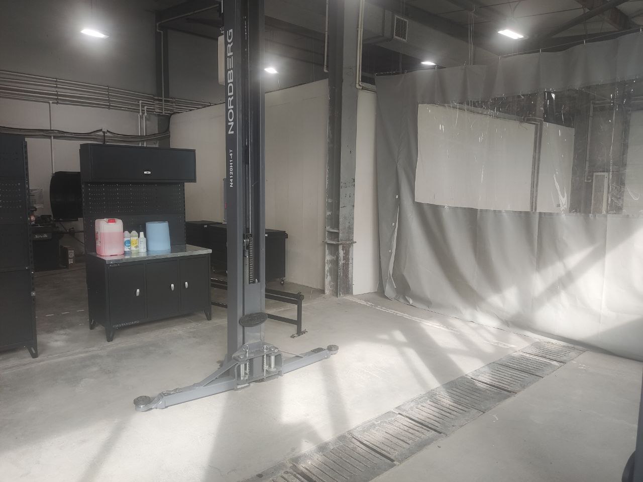 Фото установка подъёмника, шиномонтажного стенда, балансировочного стенда, стенда сход развал 3D HUNTER 1