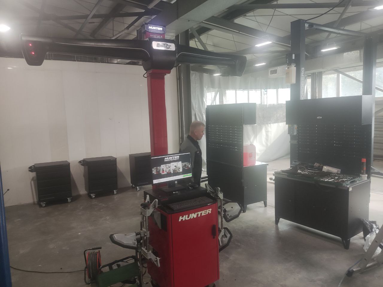 Фото установка подъёмника, шиномонтажного стенда, балансировочного стенда, стенда сход развал 3D HUNTER 2