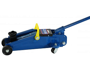 Домкрат подкатной 2т в кейсе полупроф AE&T T32010A Домкрат подкатной 2т в кейсе полупроф AE&T T32010A